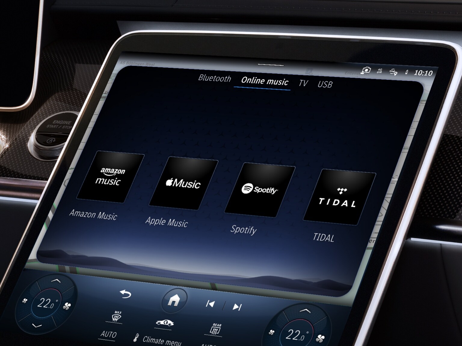 O sistema multimídia MBUX em um Mercedes-Benz exibe diferentes serviços de streaming de áudio.