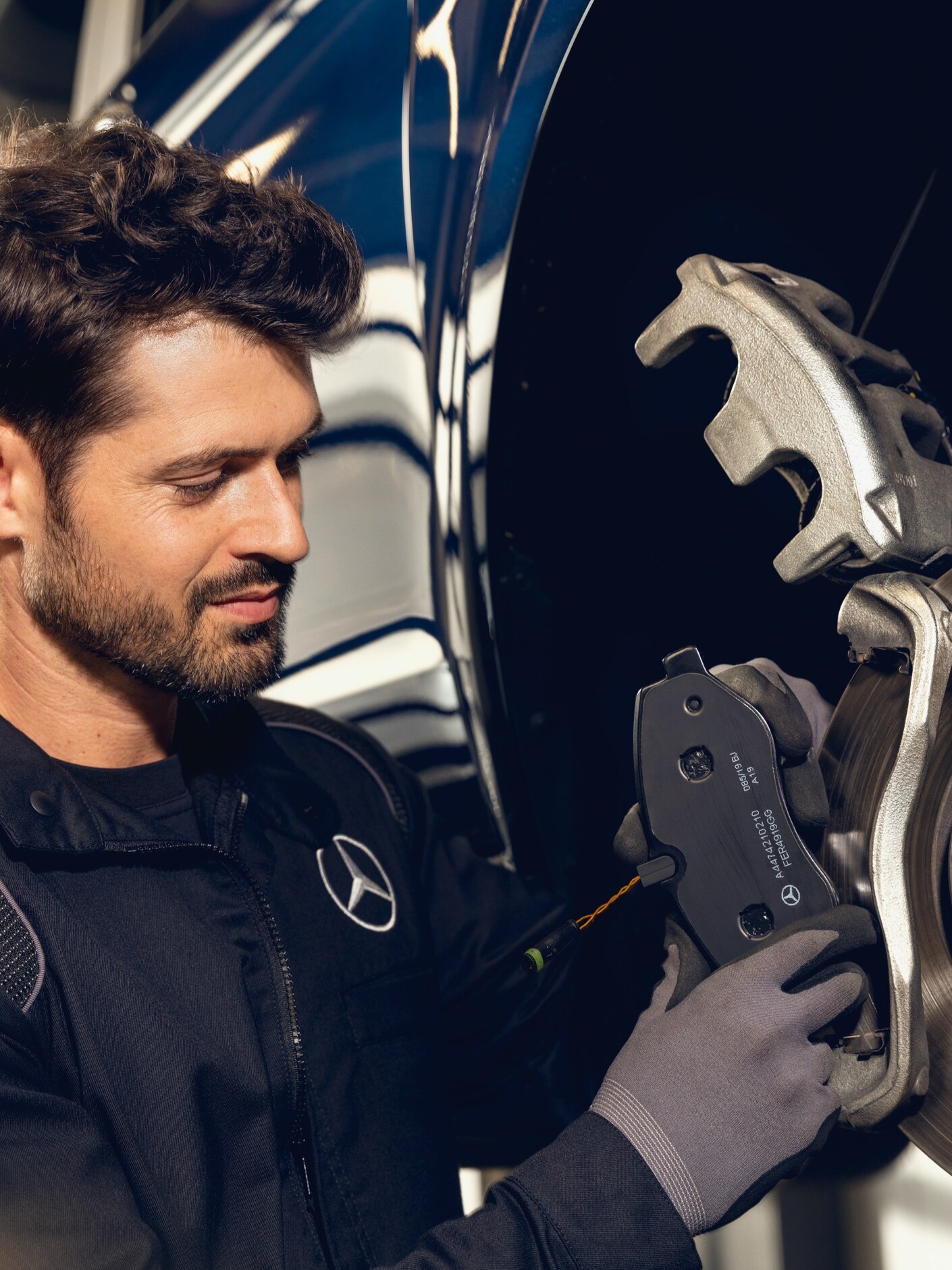 Um técnico da Mercedes-Benz verifica os freios de um veículo na bancada de testes.