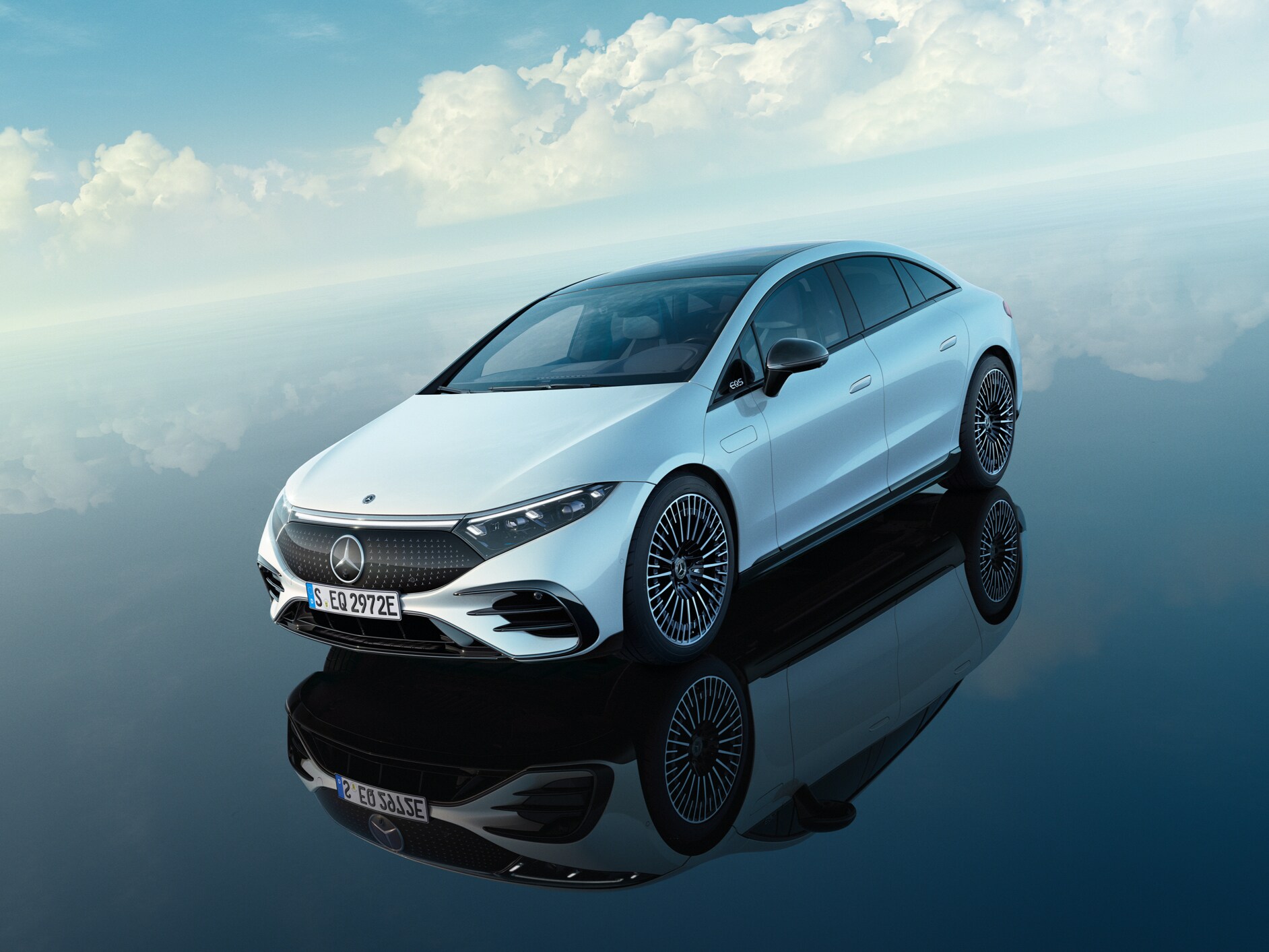 Um Mercedes-EQ branco sob um céu azul brilhante.