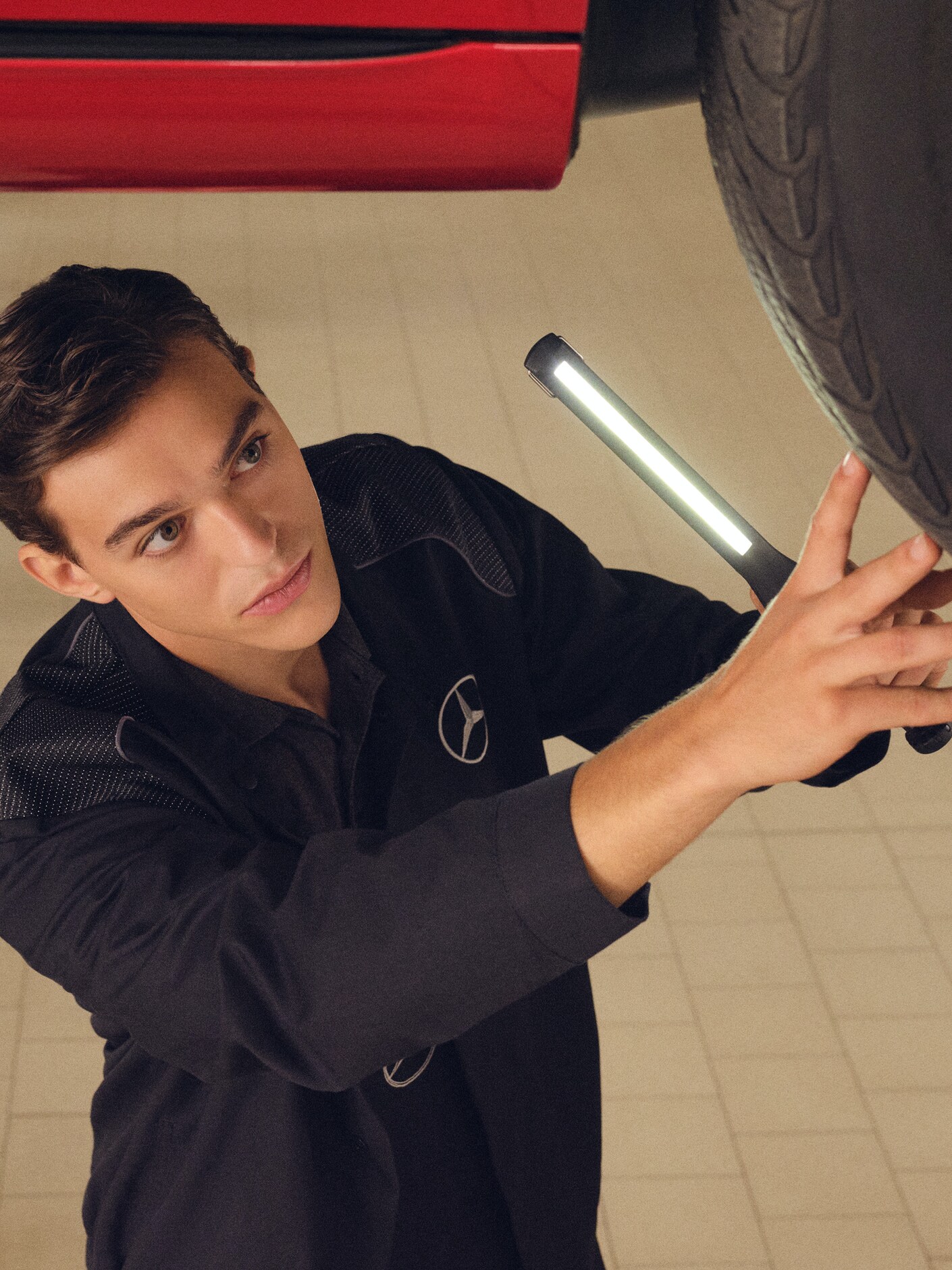 Um técnico da Mercedes-Benz verifica um veículo na bancada de teste.