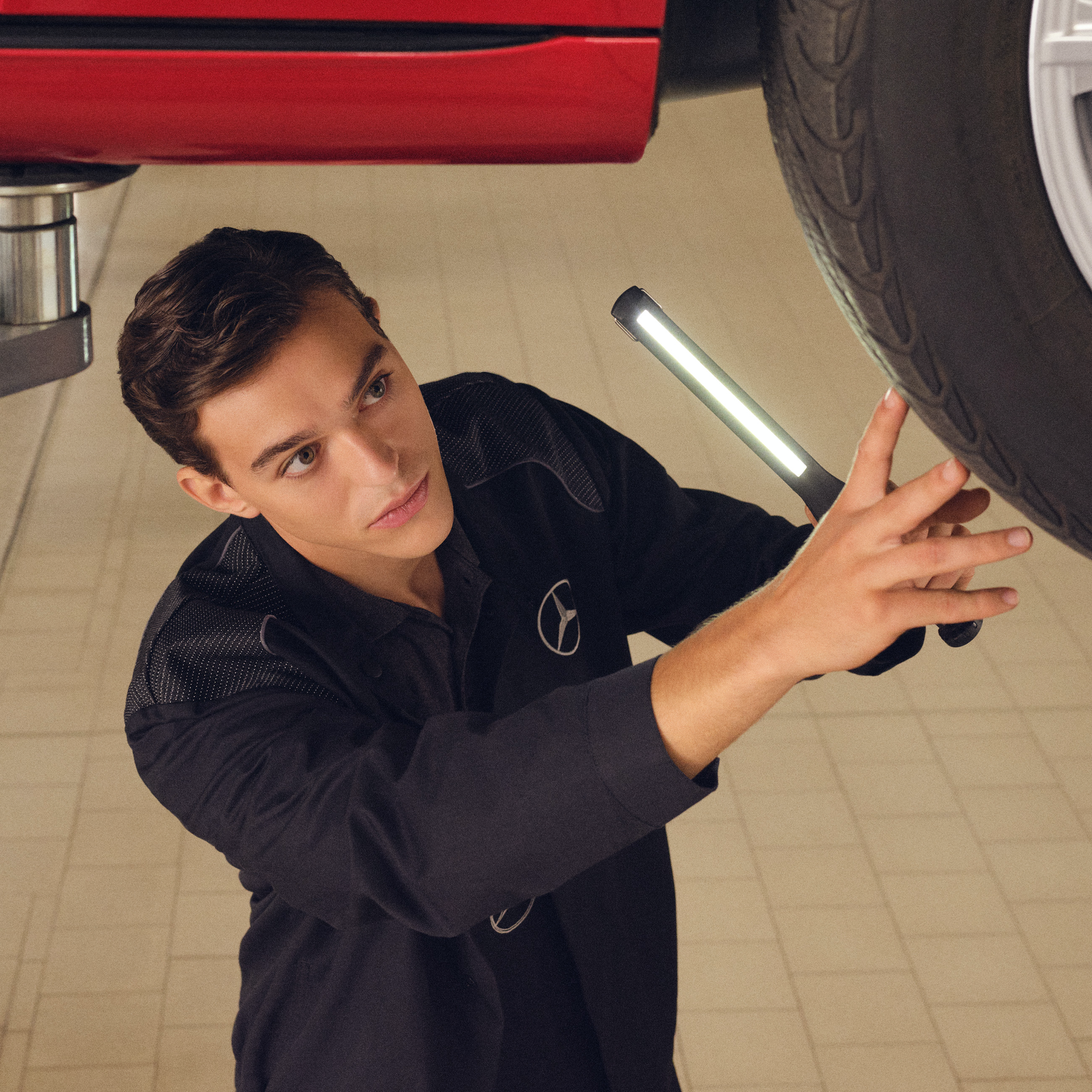 Regularmente na bancada de teste Um técnico da Mercedes-Benz verifica um veículo na bancada de teste.
