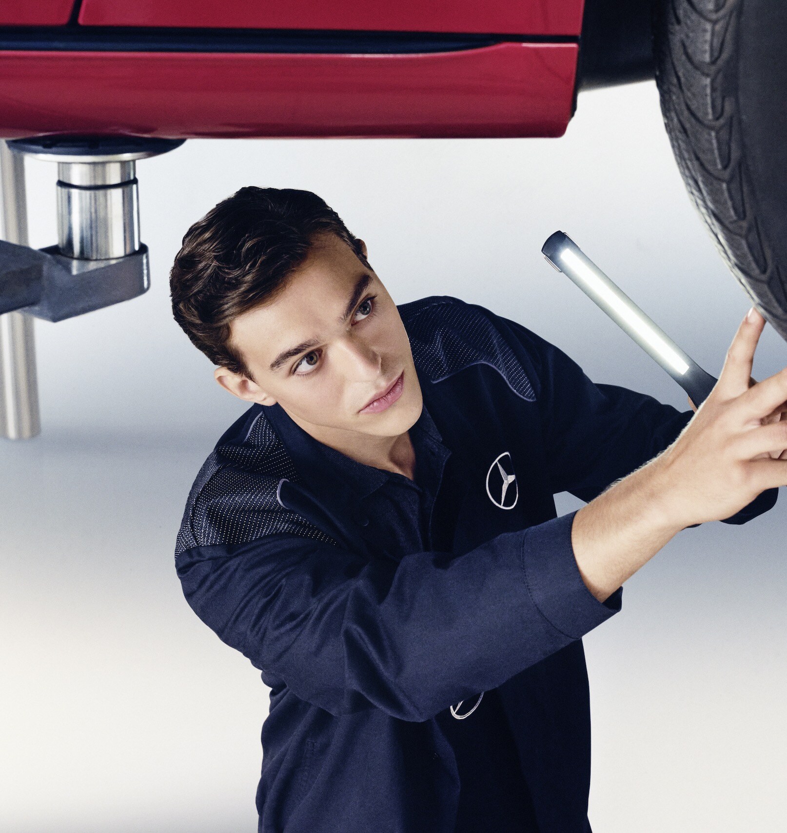 Um especialista da Mercedes-Benz realizando a manutenção em um automóvel.