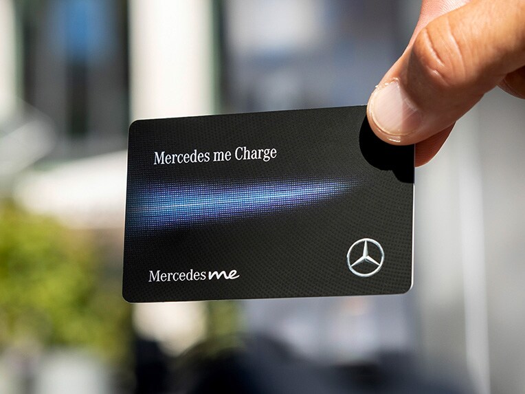 Um homem carrega um carro elétrico da Mercedes-Benz em uma estação de carga IONTIY.