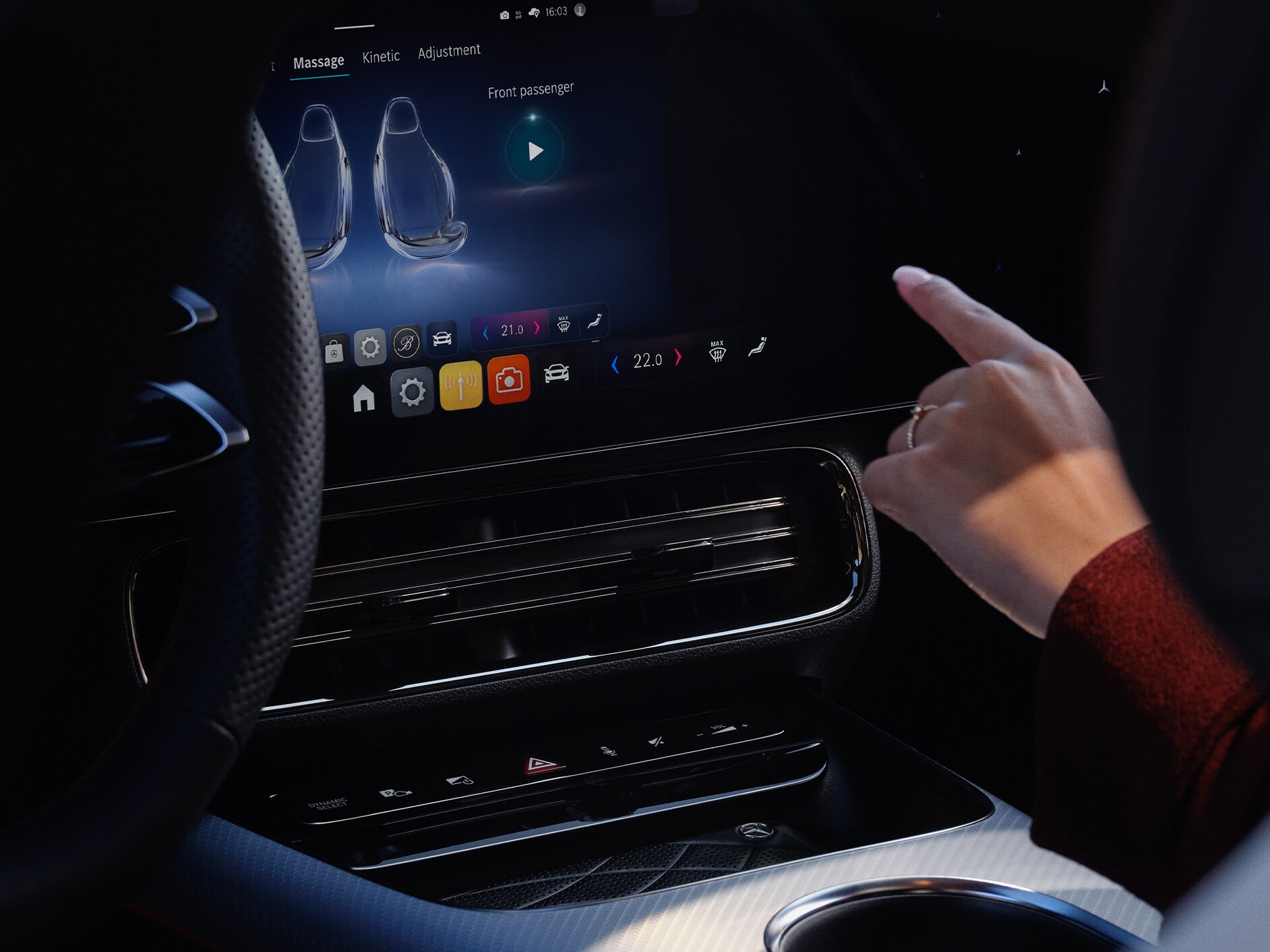 Sistema multimídia MBUX exibindo opções de personalização dentro de um veículo Mercedes-Benz.