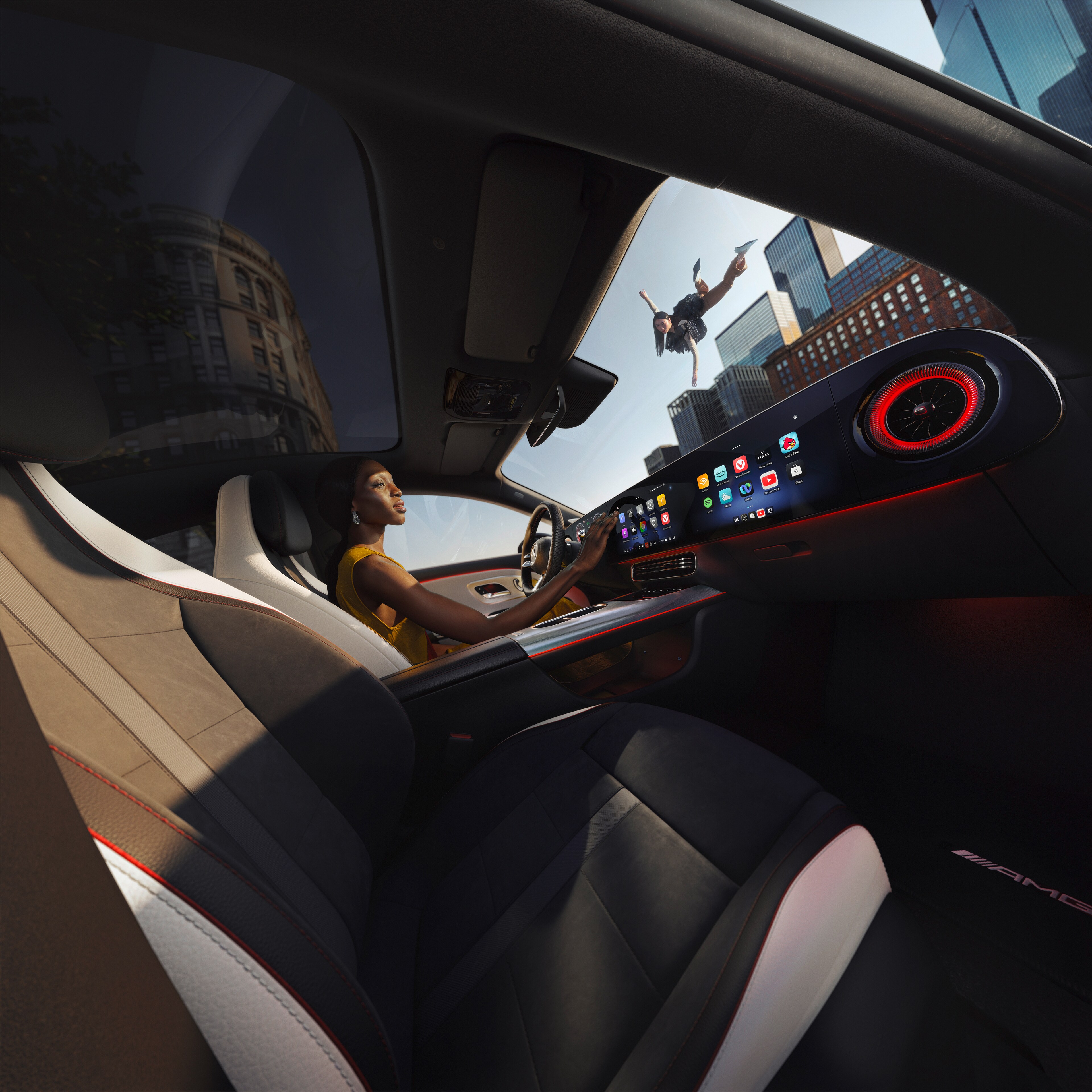 Vista interna do cockpit de um carro Mercedes-Benz com sistema multimídia MBUX.