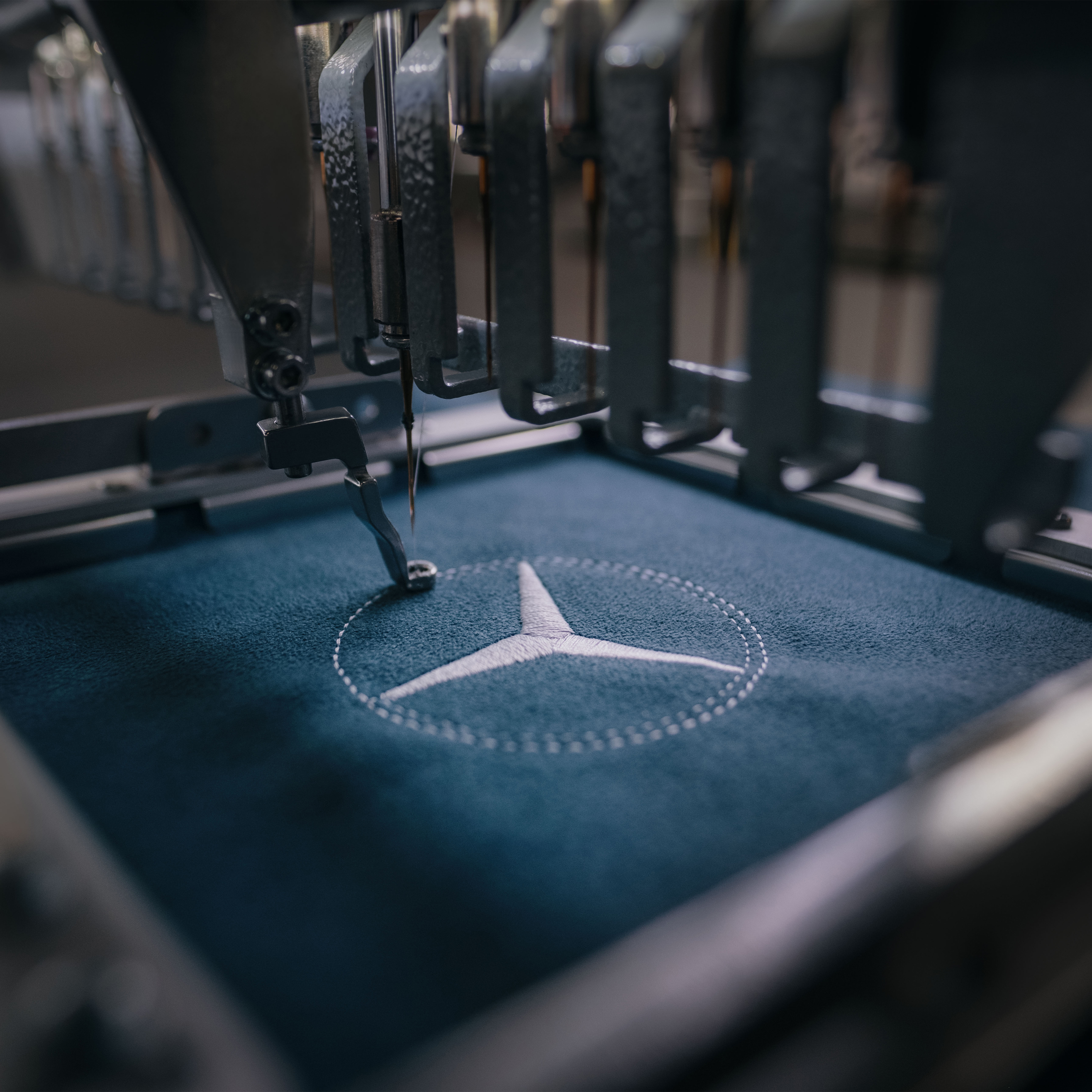 MANUFAKTUR | Mercedes-Benz O logotipo MANUFAKTUR em materiais de alta qualidade.