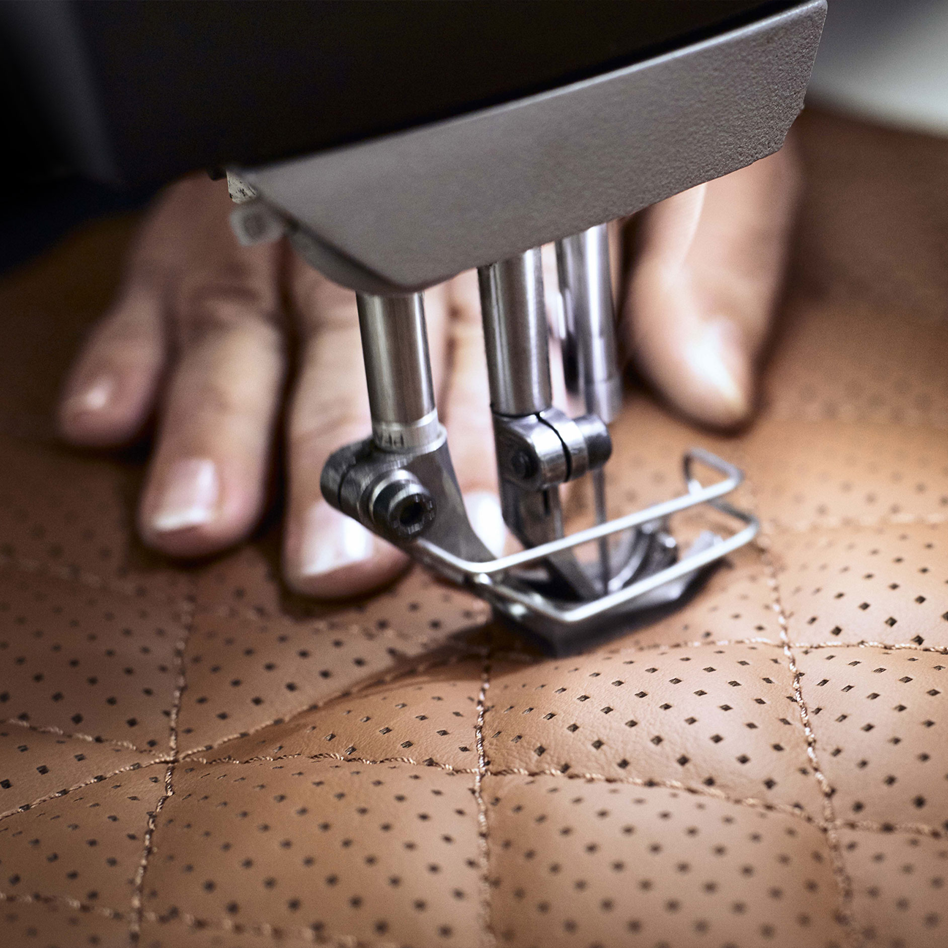 O tecido MANUFAKTUR com a estrela da Mercedes-Benz é processado à mão. O tecido MANUFAKTUR com a estrela da Mercedes-Benz é processado à mão.