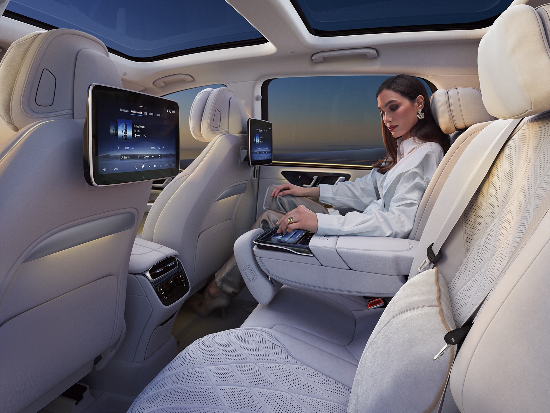 Interior da traseira de um Mercedes-Benz EQS SUV.