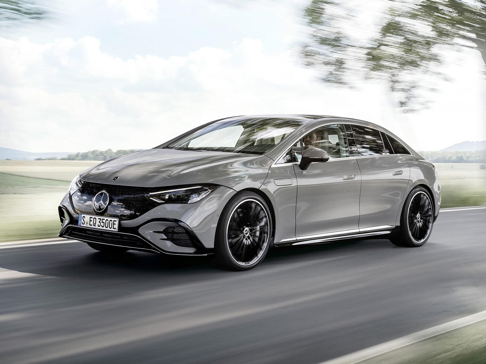 Vista frontal do Mercedes-Benz EQS Sedan.