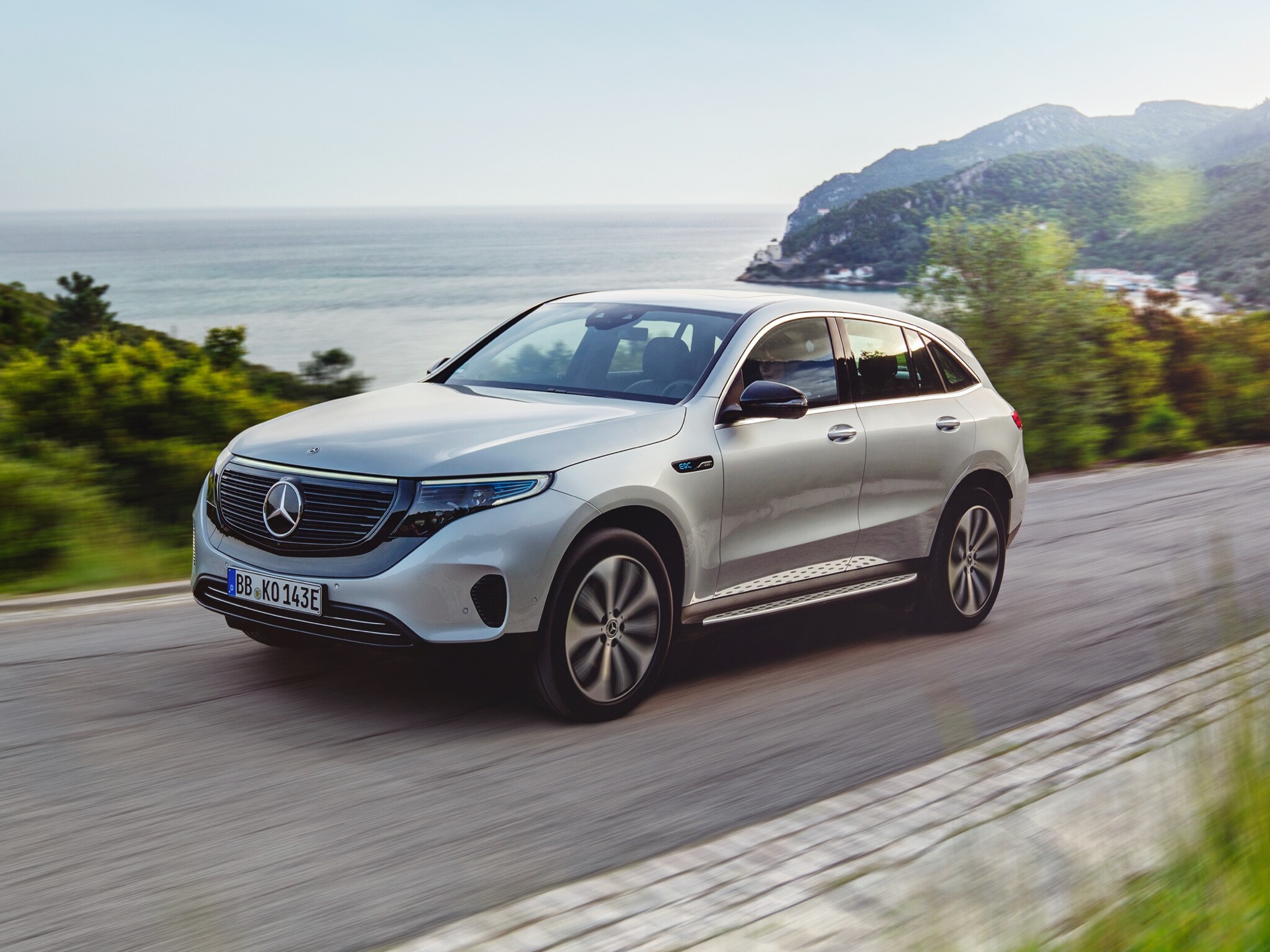 Um EQC em uma estrada costeira.