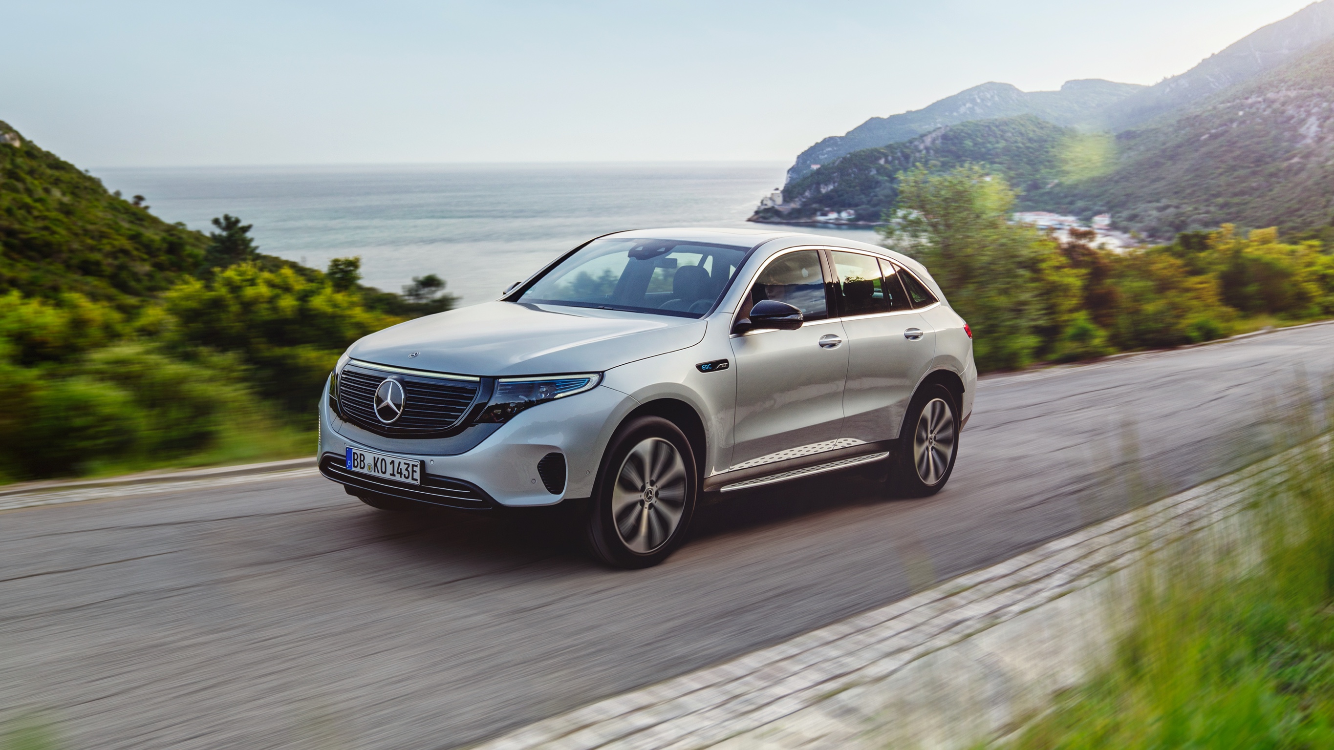 Sustentabilidade Mercedes-Benz: Impulsionado pelo amanhã Um EQC em uma estrada costeira.