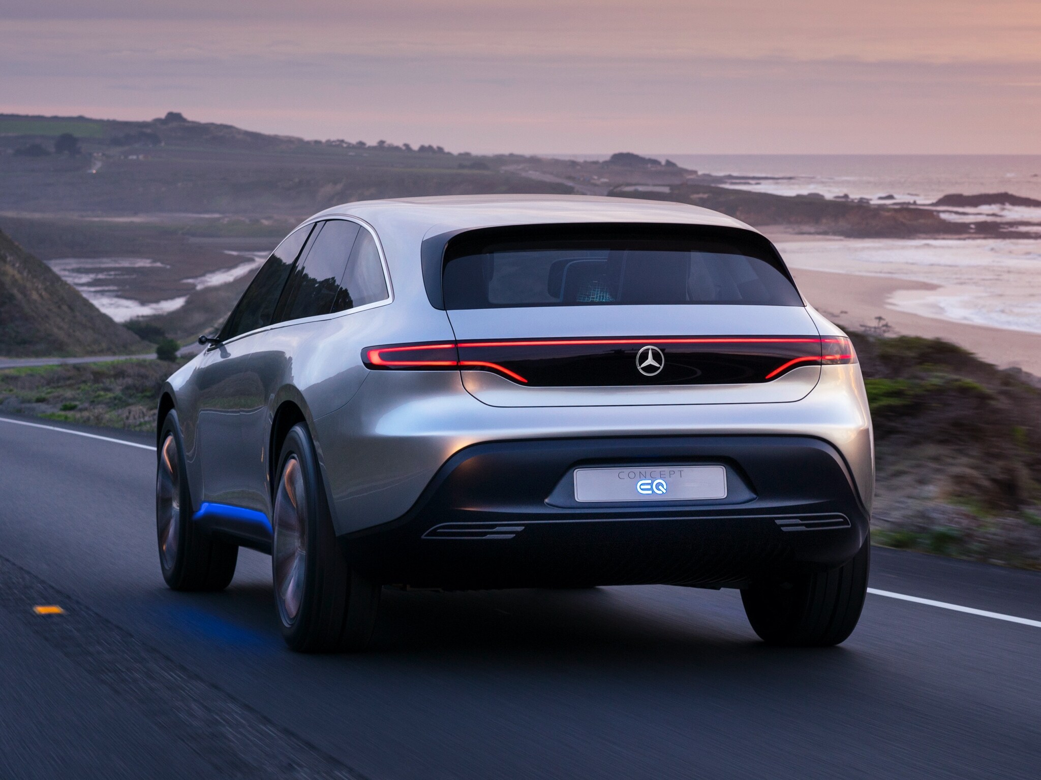 Um EQ de uma perspectiva traseira em uma estrada costeira.