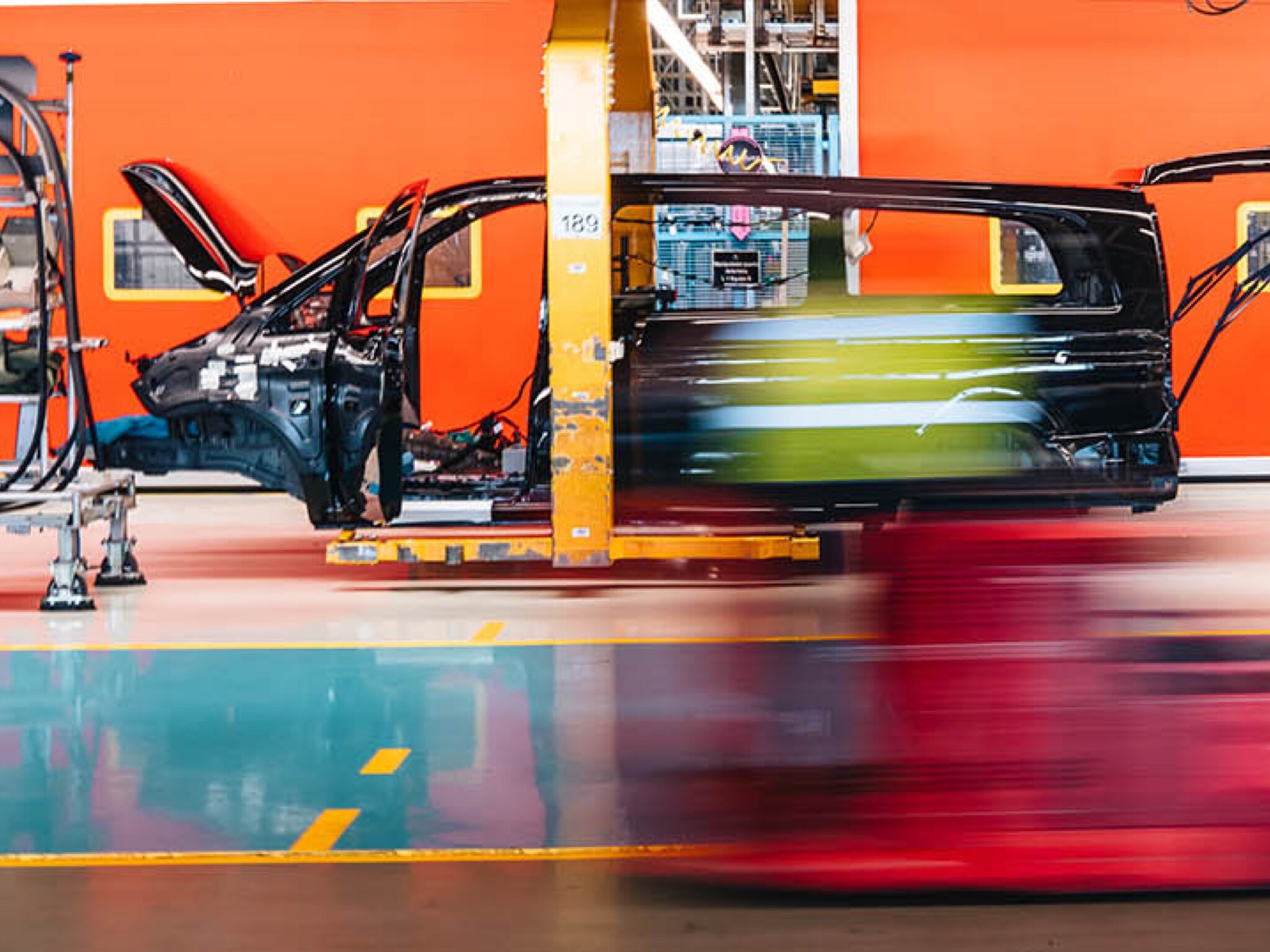 A carroceria de um Mercedes Vito na produção.