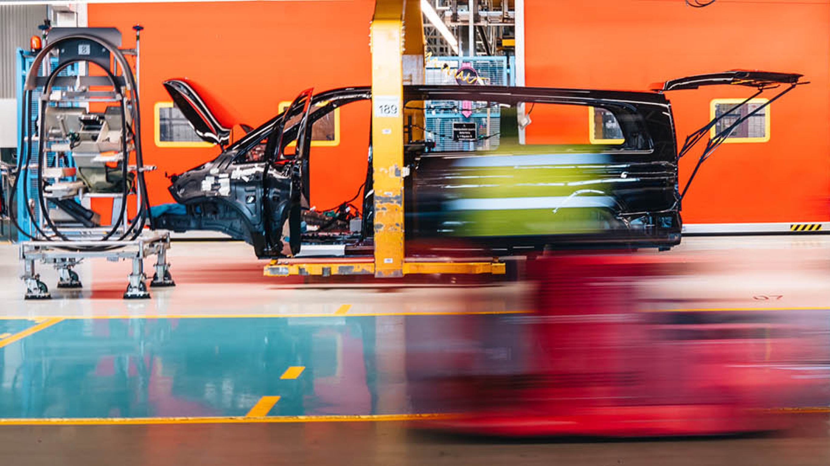 Sustentabilidade Mercedes-Benz: Impulsionado pelo amanhã A carroceria de um Mercedes Vito na produção.