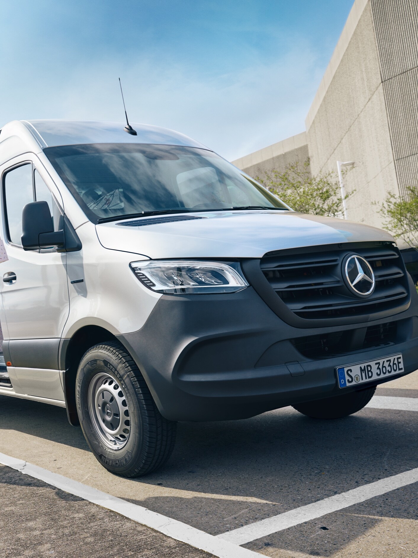 Um Mercedes-Benz eSprinter Furgão com uma solução industrial da VanSolution.