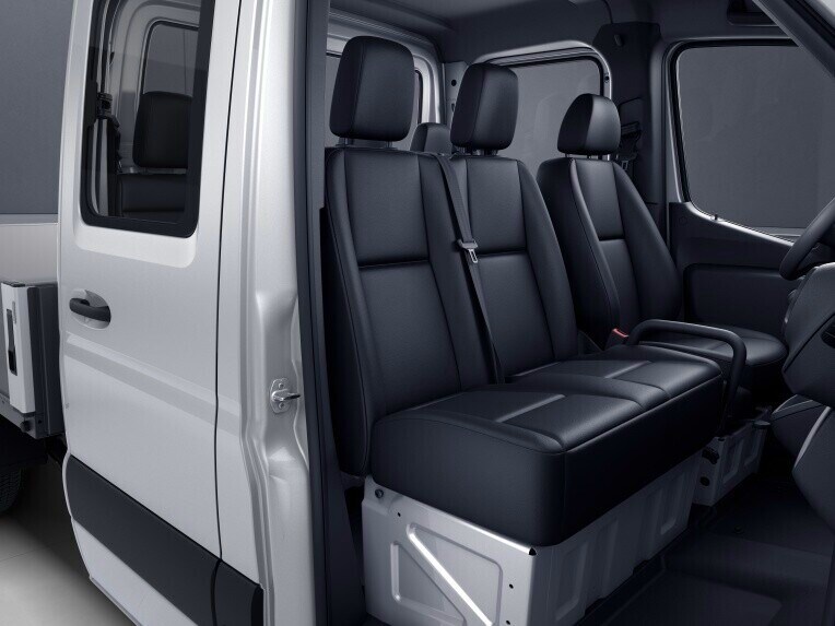 A Sprinter Truck com cabine dupla e banco do acompanhante com dois assentos.
