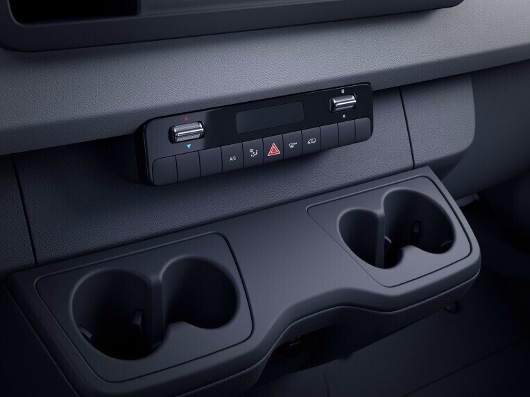 Os porta-copos alojados no console central oferecem apoio a você durante a viagem e acomodam copos, garrafas ou latas.