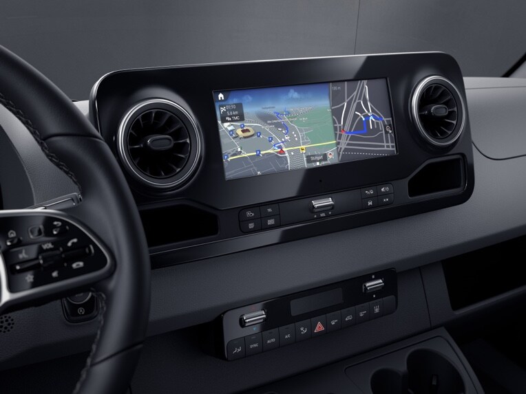O sistema multimídia MBUX com touchscreen de 26 cm (10,25 polegadas) atende a quase todas as expectativas em infotainment, navegação e comunicação no veículo.