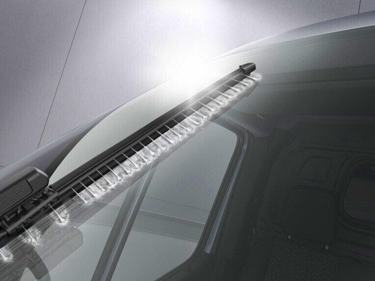O sistema de limpeza dos vidros WET WIPER SYSTEM proporciona melhor visibilidade ao motorista mesmo durante a limpeza.
