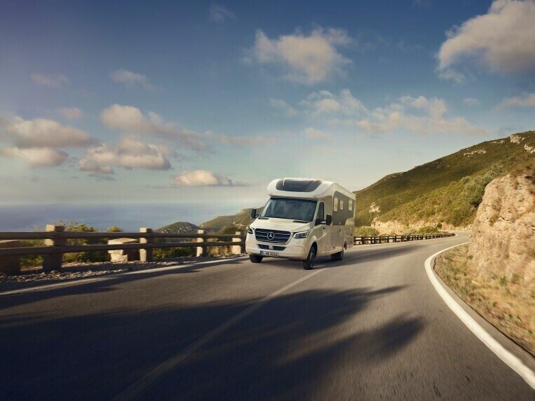 Rumo ao seu destino pelos caminhos certos: as dimensões do veículo ou do reboque são consideradas para o Mercedes-Benz Sprinter para o cálculo da rota ideal.