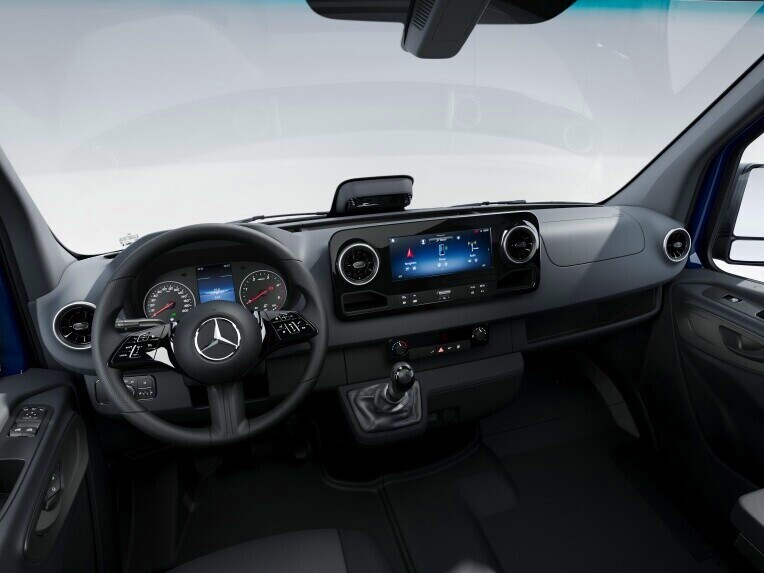 A cabine do motorista do furgão Sprinter da Mercedes-Benz com a linha de equipamentos BASE.