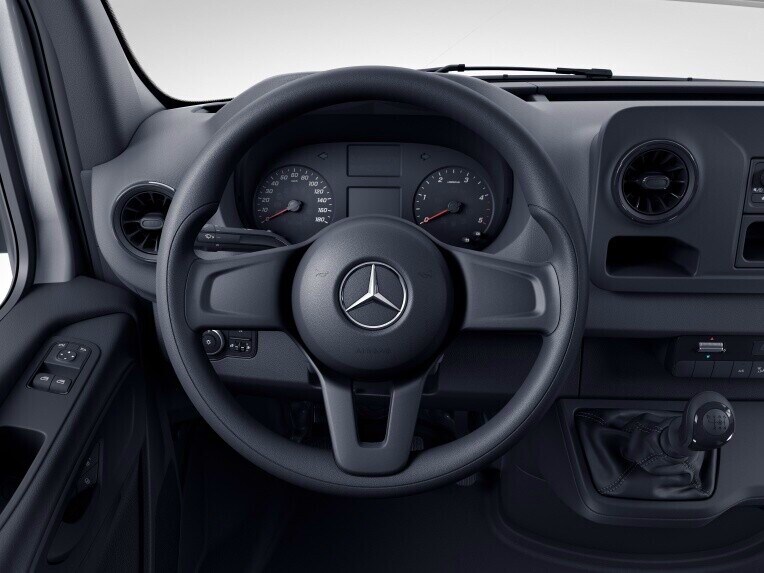 Detalhe do volante e painel com airbag do Sprinter Furgão.