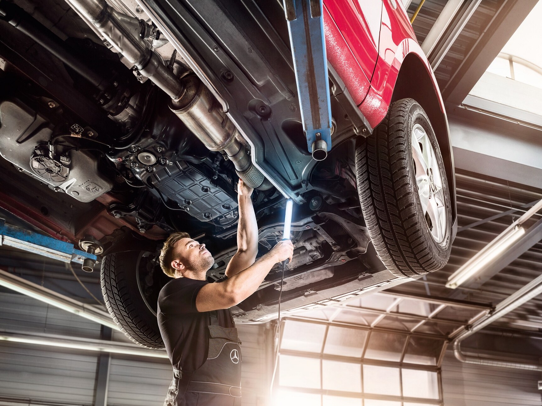 Um homem realiza a revisão em uma Sprinter Mercedes-Benz.