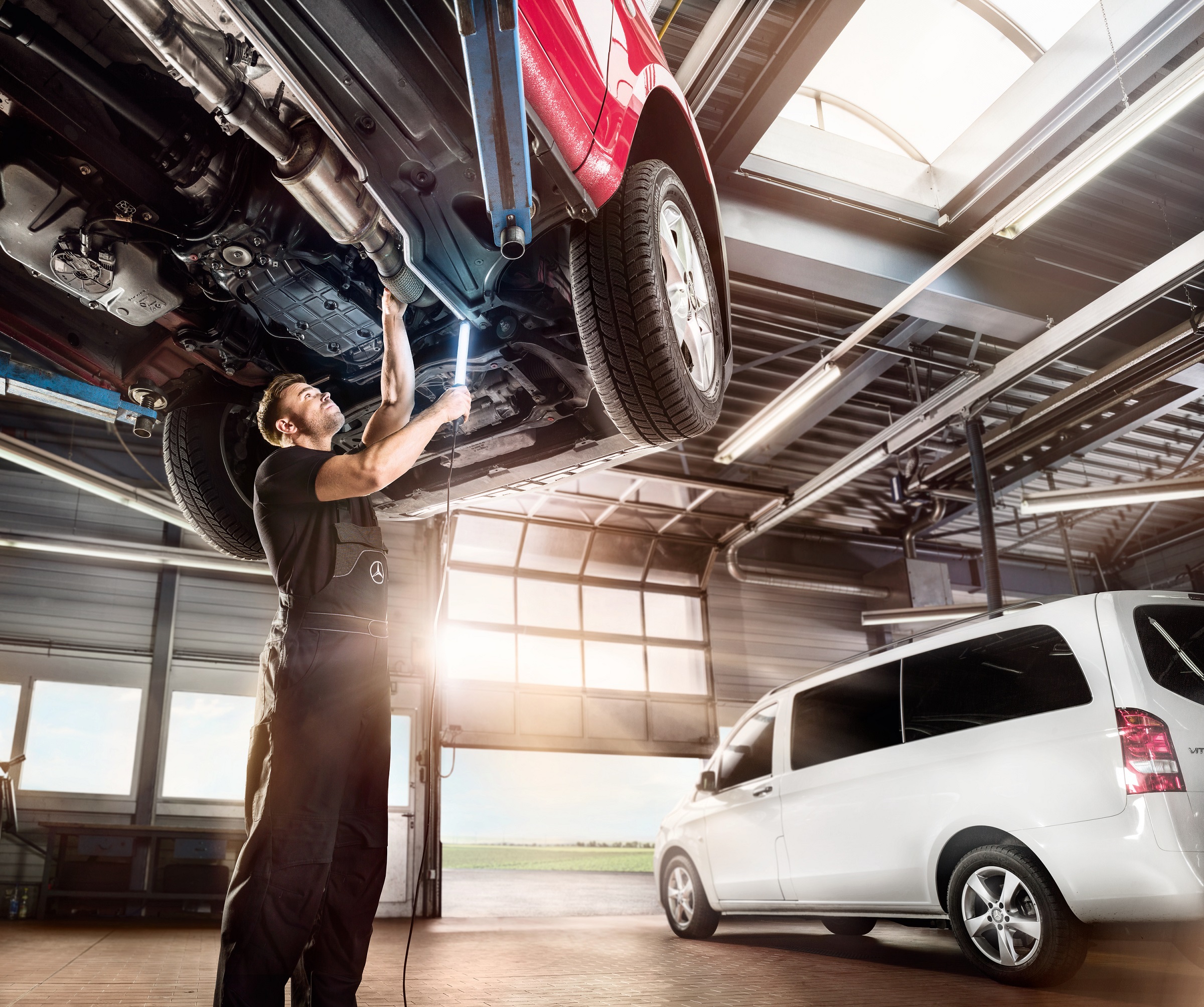 Sprinter | Transmissão Automática | Mercedes-Benz Vans Um homem realiza a revisão em uma Sprinter Mercedes-Benz.