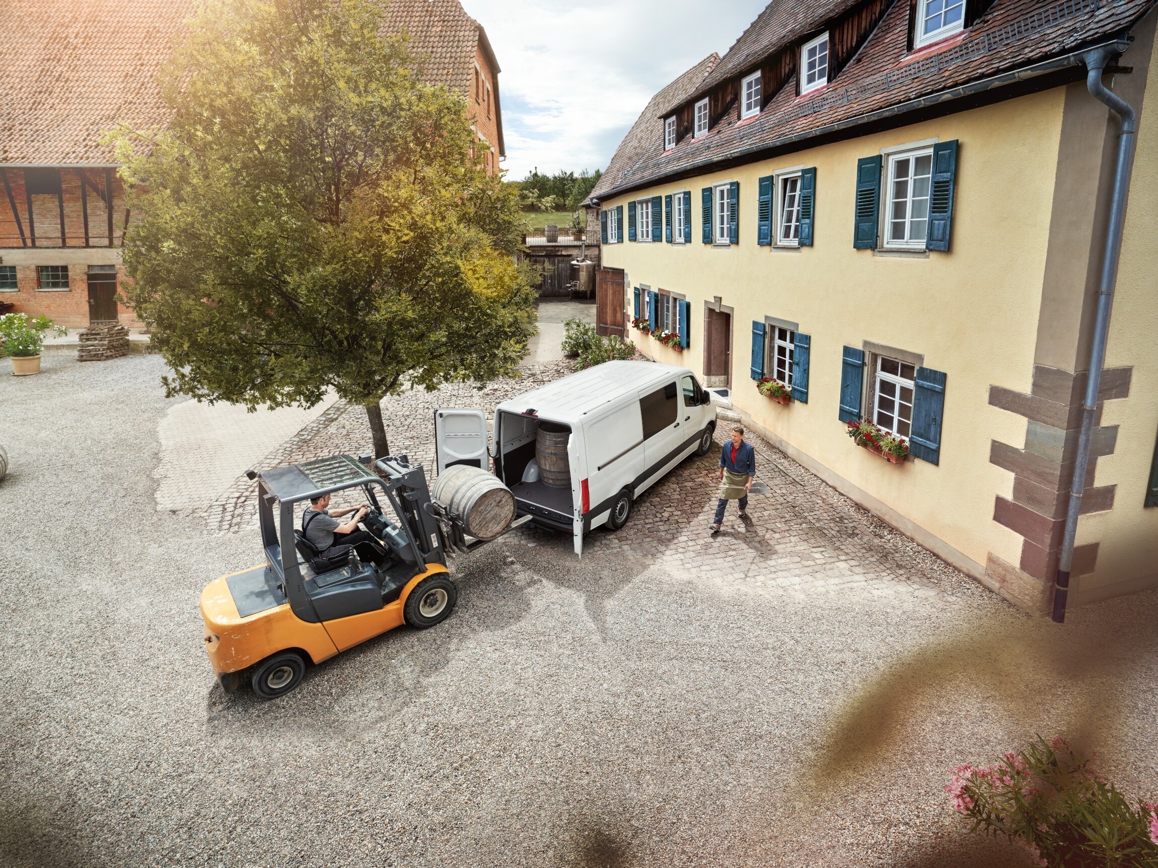 Uma empilhadeira carregando a parte traseira de uma Sprinter Furgão.