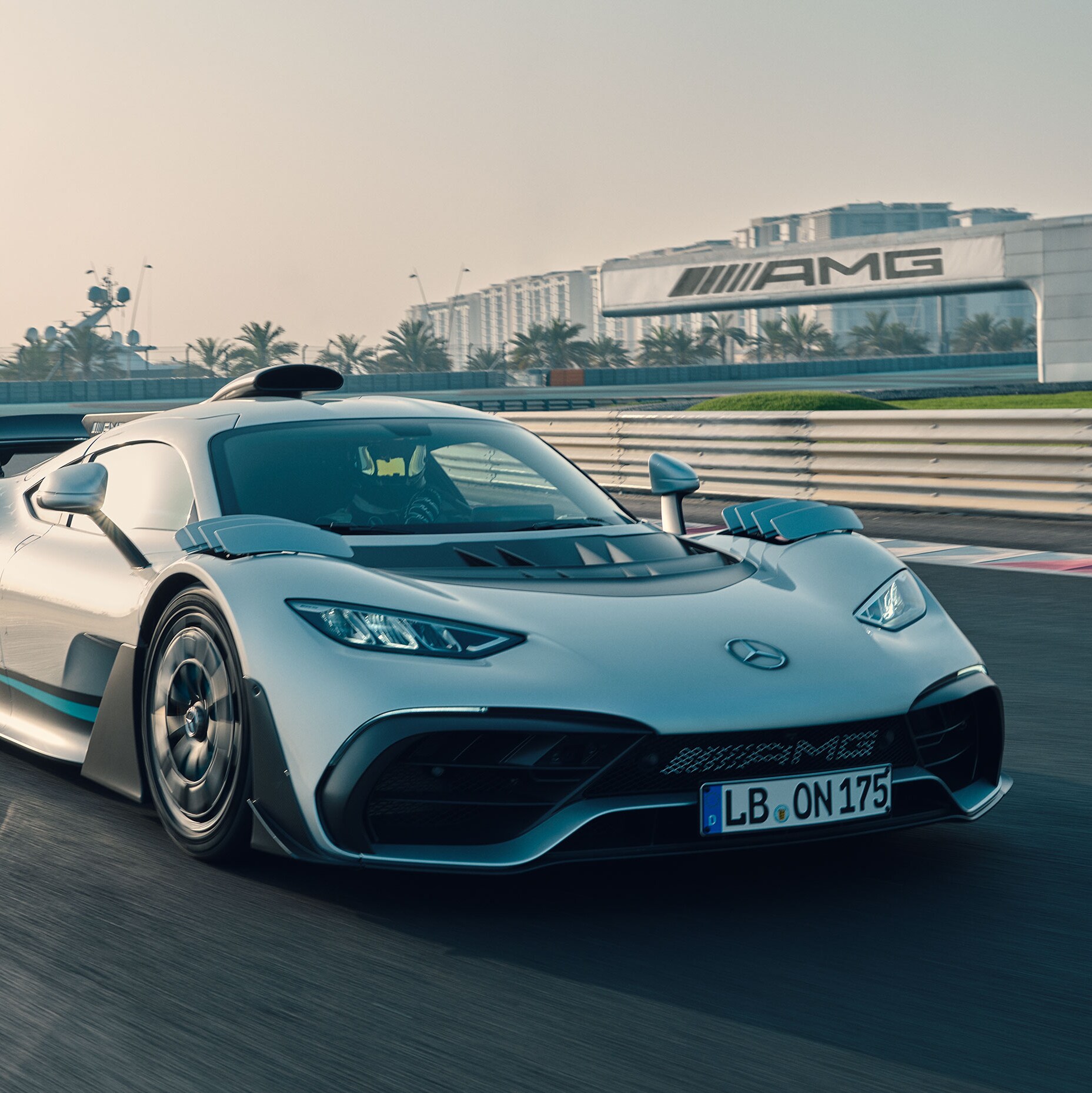 O Mercedes-AMG Project ONE em uma perspectiva dianteira lateral.