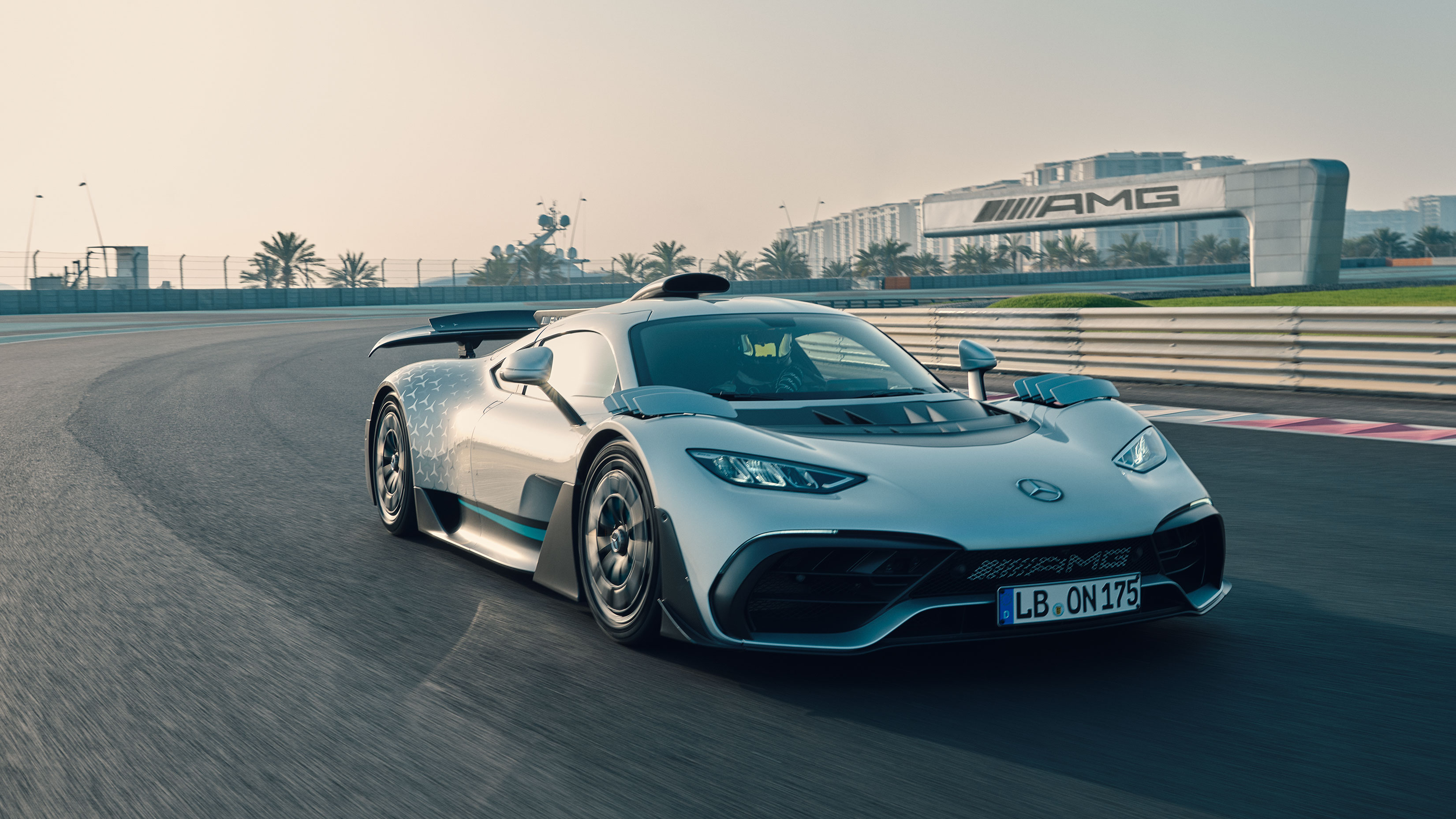 Project One | Mercedes-AMG O Mercedes-AMG Project ONE em uma perspectiva dianteira lateral.